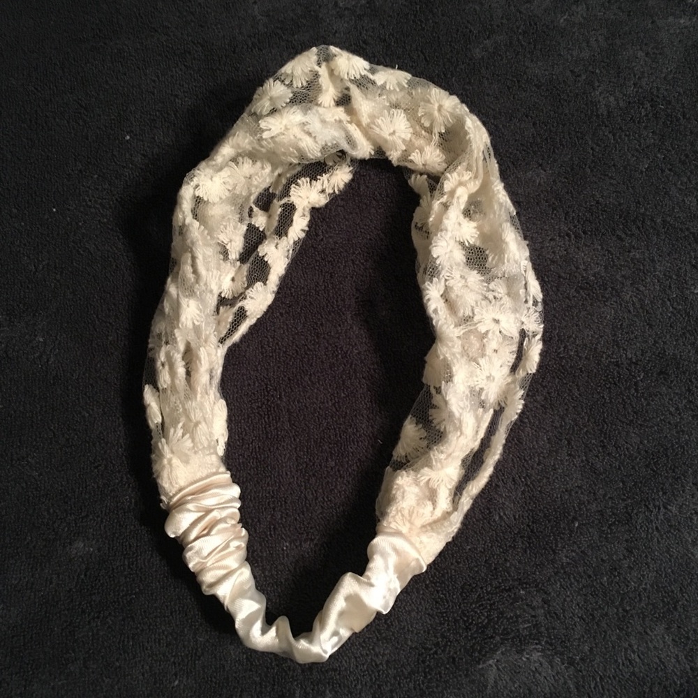 ⭐️ FREE ADD ON Cute White Flower Headband - Picture 4 of 4
